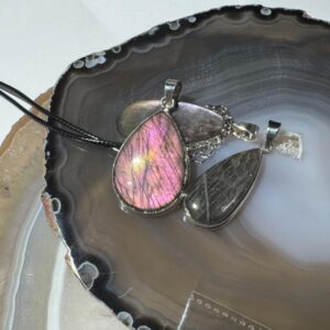 Colgante de labradorita púrpura