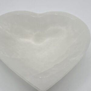 Cuenco de selenita en forma de corazón