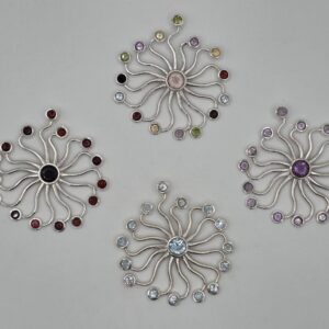 Colgante medusa en piedras