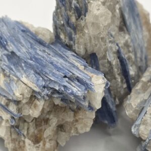 Cianita azul en cuarzo de Brasil