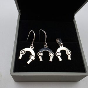 Set herradura: pendientes y colgante, 13 y trébol